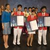 La princesse Victoria de Suède avec Luigi Marshall Cham, Jun Yong Nicholas Lim et Tian Ting Carrie-Anne Ng, lauréats du Junior Water Prize dont elle est la marraine, lors de la cérémonie de remise à Stockholm le 29 août 2012.