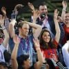 Kate Middleton et le prince William en pleine ola au vélodrome de Londres le 30 août 2012 au premier jour des Jeux paralympiques.