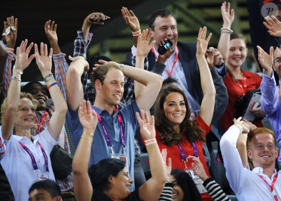 Kate Middleton et le prince William en pleine ola au vélodrome de Londres le 30 août 2012 au premier jour des Jeux paralympiques.