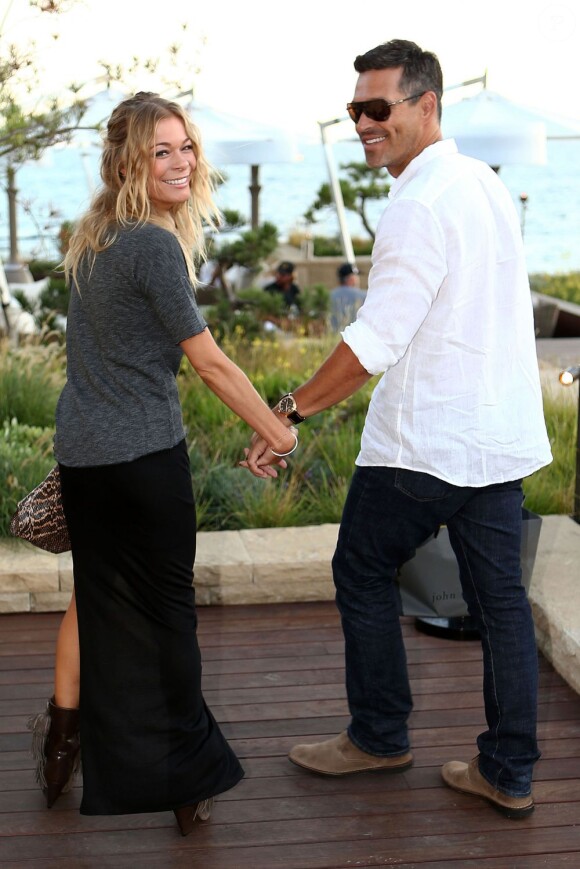 Un sourire de façade ? LeAnn Rimes célèbre son 30e anniversaire en compagnie de son époux Eddie Cibrian, à Malibu, le 28 août 2012.