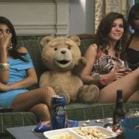 Ted : JoeyStarr, pote obsédé et poilu de Mark Wahlberg et Mila Kunis