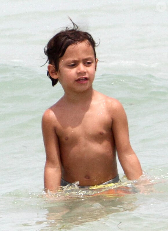Max, quatre ans, s'amuse à la plage pendant que sa mère Jennifer Lopez prépare son concert. Miami, le 31 août 2012.