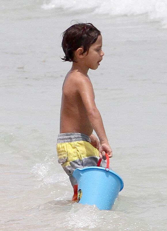 Max, quatre ans, s'amuse à la plage pendant que sa mère Jennifer Lopez prépare son concert. Miami, le 31 août 2012.