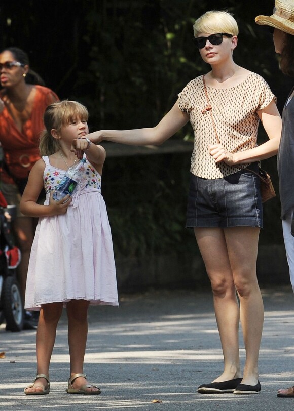 Michelle Williams et sa fille Matilda au Bronx Zoo à New York. Le 31 août 2012.