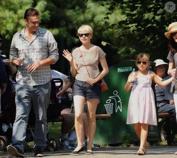 Jason Segel, Michelle Williams sa fille Matilda visitent le Bronz Zoo. New York, le 31 août 2012.