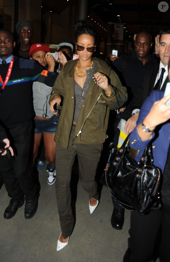 Arrivée perturbée à Gare du Nord pour Rihanna, suivie par une horde de fans et de photographes.