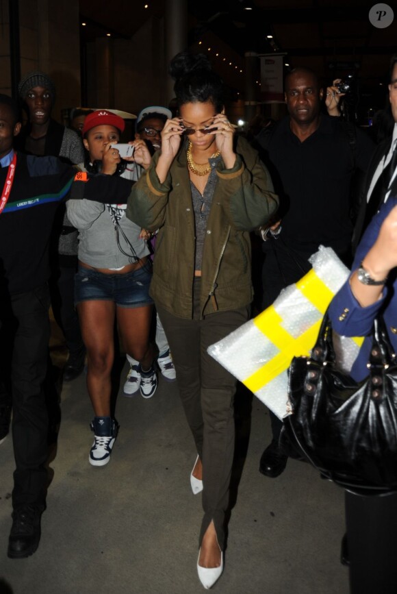 Arrivée perturbée à Gare du Nord pour Rihanna, suivie par une horde de fans et de photographes.