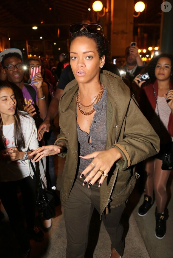 Rihanna, bousculée à son arrivée à Gare du Nord. Paris, le 1er septembre 2012.