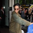 Rihanna, tout sourire en quittant son hôtel, s'apprête à atteindre la gare de King Cross San Pancras pour emprunter et l'Eurostar et rejoindre Paris. Le 1er septembre 2012.