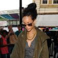 Rihanna, habillée d'une veste Etoile Isabel Marant vert kaki assortie à son pantalon, d'un sac Gucci et d'escarpins Manolo Blahnik, entre en gare de King Cross San Pancras pour rejoindre Paris. Le 1er septembre 2012.