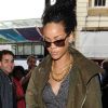Rihanna, habillée d'une veste Etoile Isabel Marant vert kaki assortie à son pantalon, d'un sac Gucci et d'escarpins Manolo Blahnik, entre en gare de King Cross San Pancras pour rejoindre Paris. Le 1er septembre 2012.