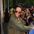 Rihanna, tout sourire en quittant son hôtel, s'apprête à atteindre la gare de King Cross San Pancras pour emprunter et l'Eurostar et rejoindre Paris. Le 1er septembre 2012.