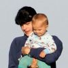 Selma Blair, maman épanouie avec son petit Arthur dans les bras, se rend sur une plage de Santa Monica, le samedi 1er septembre 2012.