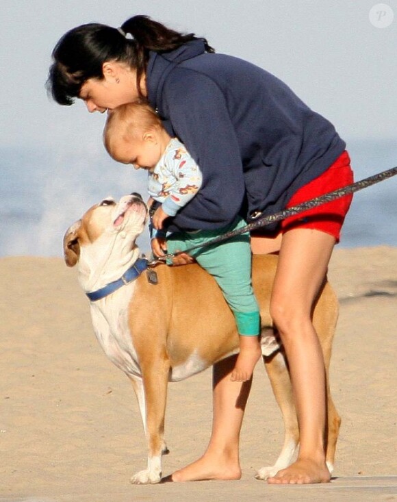 Selma Blair se rend sur une plage de Santa Monica avec son petit Arthur et le chien de la famille, le samedi 1er septembre 2012.