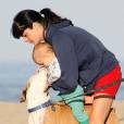 Selma Blair, son petit Arthur et leur chien, une famille unie, à Santa Monica, le samedi 1er septembre 2012.