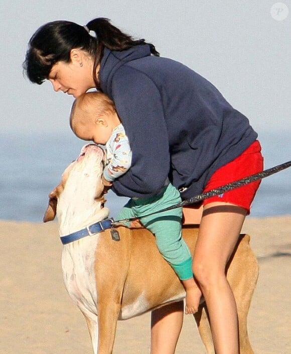 Selma Blair, son petit Arthur et leur chien, une famille unie, à Santa Monica, le samedi 1er septembre 2012.