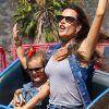 Alessandra Ambrosio, cheveux au vent, profitent des attractions du Chili Cook-Off avec sa fille Anja. Malibu, le 2 septembre 2012.