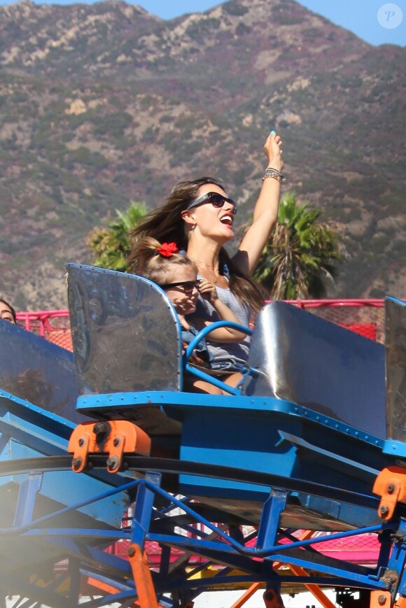 Alessandra Ambrosio, cheveux au vent, profitent des attractions du Chili Cook-Off avec sa fille Anja. Malibu, le 2 septembre 2012.