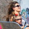 Alessandra Ambrosio, cheveux au vent, profitent des attractions du Chili Cook-Off avec sa fille Anja. Malibu, le 2 septembre 2012.