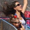 Alessandra Ambrosio, cheveux au vent, profitent des attractions du Chili Cook-Off avec sa fille Anja. Malibu, le 2 septembre 2012.