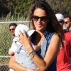 La ravissante Alessandra Ambrosio et son fils Noah profitent d'un dimanche ensoleillé à Malibu. Le 2 septembre 2012.