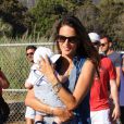 La ravissante Alessandra Ambrosio et son fils Noah profitent d'un dimanche ensoleillé à Malibu. Le 2 septembre 2012.