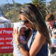 Alessandra Ambrosio et son fils Noah profitent d'un dimanche ensoleillé à Malibu. Le 2 septembre 2012.