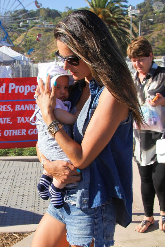 Alessandra Ambrosio et son fils Noah profitent d'un dimanche ensoleillé à Malibu. Le 2 septembre 2012.