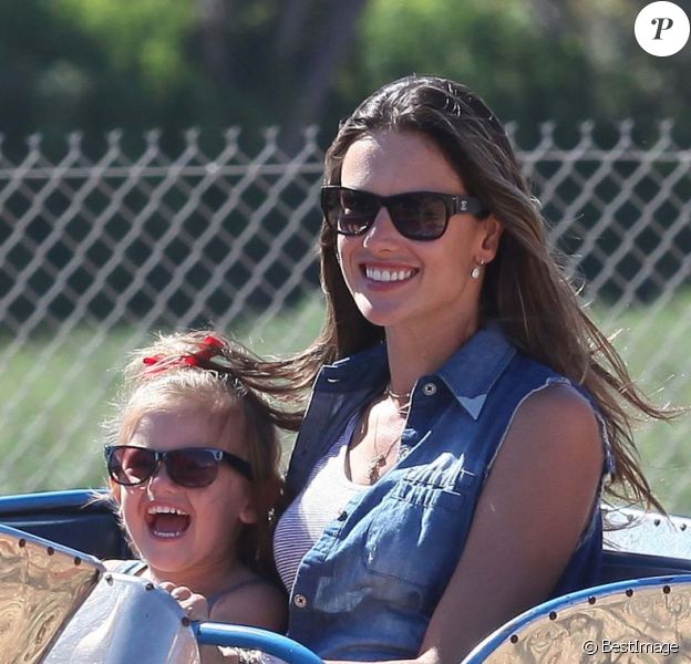 Alessandra Ambrosio et sa fille Anja, sourire aux lèvres, s'éclatent dans les attractions du Chili Cook-Off. Malibu, le 2 septembre 2012.