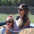 Alessandra Ambrosio et sa fille Anja, sourire aux lèvres, s'éclatent dans les attractions du Chili Cook-Off. Malibu, le 2 septembre 2012.