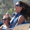 Alessandra Ambrosio s'éclate dans les attractions du Chili Cook-Off avec sa fille Anja. Malibu, le 2 septembre 2012.