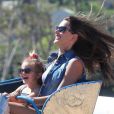 Alessandra Ambrosio s'éclate dans les attractions du Chili Cook-Off avec sa fille Anja. Malibu, le 2 septembre 2012.