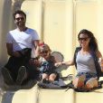 Jaime Mazur et Alessandra Ambrosio retombent en enfance en faisant du toboggan avec leur fille Anja, 4 ans. Malibu, le 2 septembre 2012.
