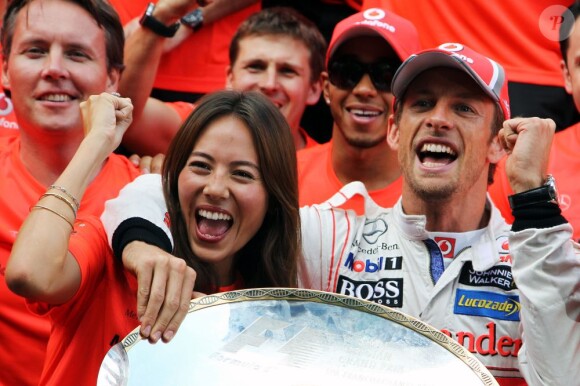 Jenson Button et sa belle Jessica Michibata heureux le 2 septembre 2012 après la victoire du Britannique lors du Grand Prix de Spa-Francorchamps en Belgique