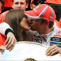 Jenson Button : Baiser fougueux de sa belle Jessica Michibata après sa victoire