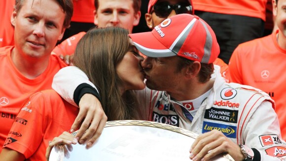 Jenson Button : Baiser fougueux de sa belle Jessica Michibata après sa victoire