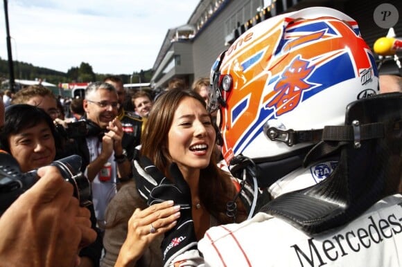 Jessica Michibata tente d'embrasser Jenson Button à l'issu du Grand Prix de Belgique après sa la victoire le 2 septembre 2012 à Spa-Francorchamps