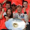 Jessica Michibata, Jenson Button, Lewis Hamilton et l'ensemble de l'écurie McLaren-Mercedes à l'issu du Grand Prix de Belgique et la victoire de Jenson Button le 2 septembre 2012 à Spa-Francorchamps