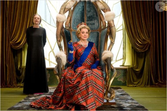 Catherine Deneuve dans Astérix et Obélix au service de Sa Majesté, en salles le 17 octobre 2012.