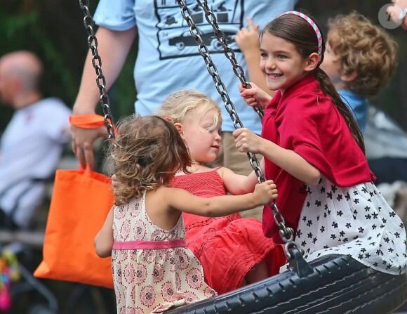 Suri Cruise heureuse entourée d'enfants de son âge dans un parc de New York, le 3 septembre 2012.