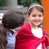 Katie Holmes et sa petite Suri Cruise souriante dans un parc de New York, le 3 septembre 2012.