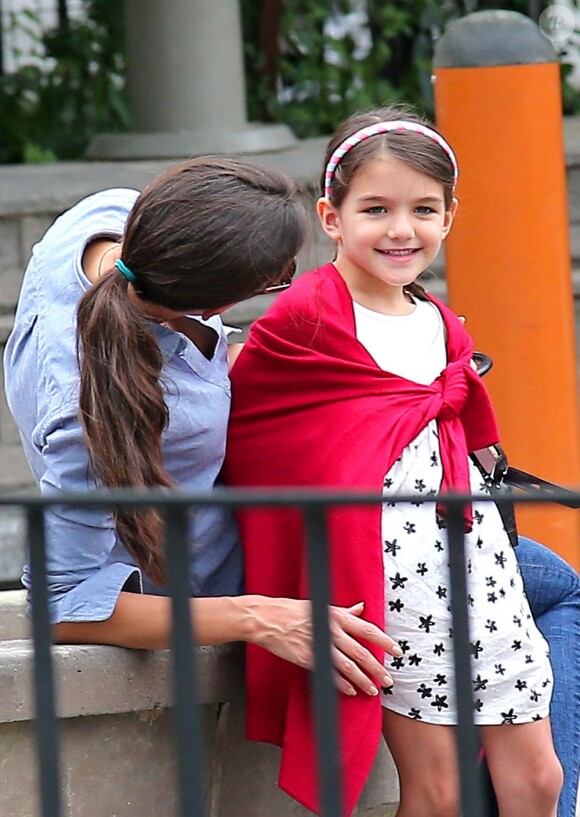 Katie Holmes et sa petite Suri Cruise souriante dans un parc de New York, le 3 septembre 2012.