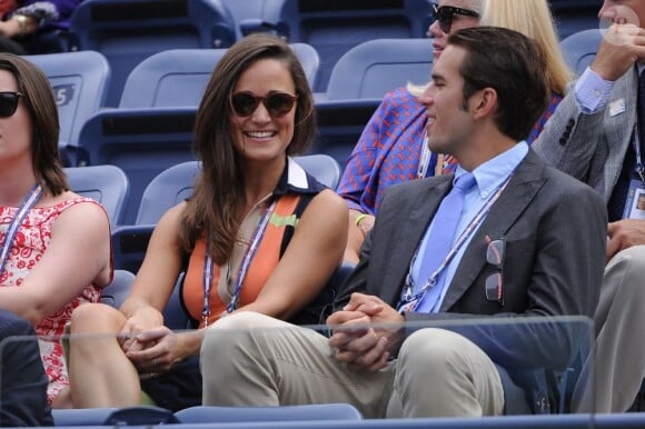 Pippa Middleton tout sourire aux côtés de Spencer Vegosen, fils du président de l'USTA, assiste au quart de finale opposant Victoria Azarenka à Samantha Stosur dans les tribunes du stade Arthur Ashe. New York, le 4 septembre 2012.