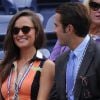 Pippa Middleton tout sourire aux côtés de Spencer Vegosen, fils du président de l'USTA, assiste au quart de finale opposant Victoria Azarenka à Samantha Stosur dans les tribunes du stade Arthur Ashe. New York, le 4 septembre 2012.