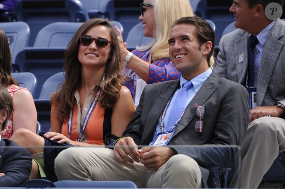 Pippa Middleton tout sourire aux côtés de Spencer Vegosen, fils du président de l'USTA, assiste au quart de finale opposant Victoria Azarenka à Samantha Stosur dans les tribunes du stade Arthur Ashe. New York, le 4 septembre 2012.
