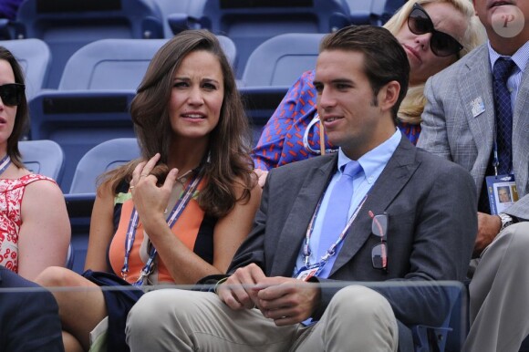 Pippa Middleton et Spencer Vegosen en pleine discussion lors du match entre la Biélorusse Victoria Azarenka et l'Australienne Samantha Stosur. New York, le 4 septembre 2012.