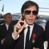 Paul McCartney arbore sa Légion d'Honneur en sortant de l'Elysée samedi 8 septembre 2012