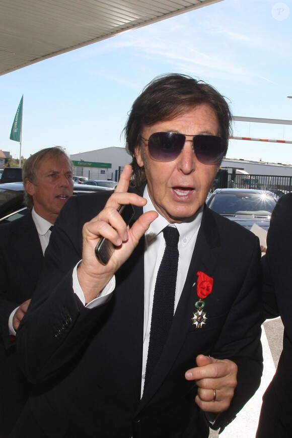 Paul McCartney arbore sa Légion d'Honneur en sortant de l'Elysée samedi 8 septembre 2012