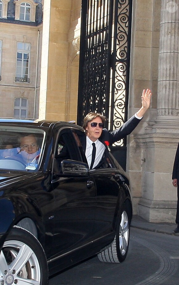 Ravi, Paul McCartney sort de l'Elysée samedi 8 septembre 2012 avec sa femme Nancy, après avoir été décoré de la Legion d'Honneur