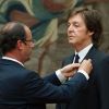 François Hollande décore Paul McCartney de la Legion d'Honneur à L'Elysée le 8 septembre 2012 à Paris